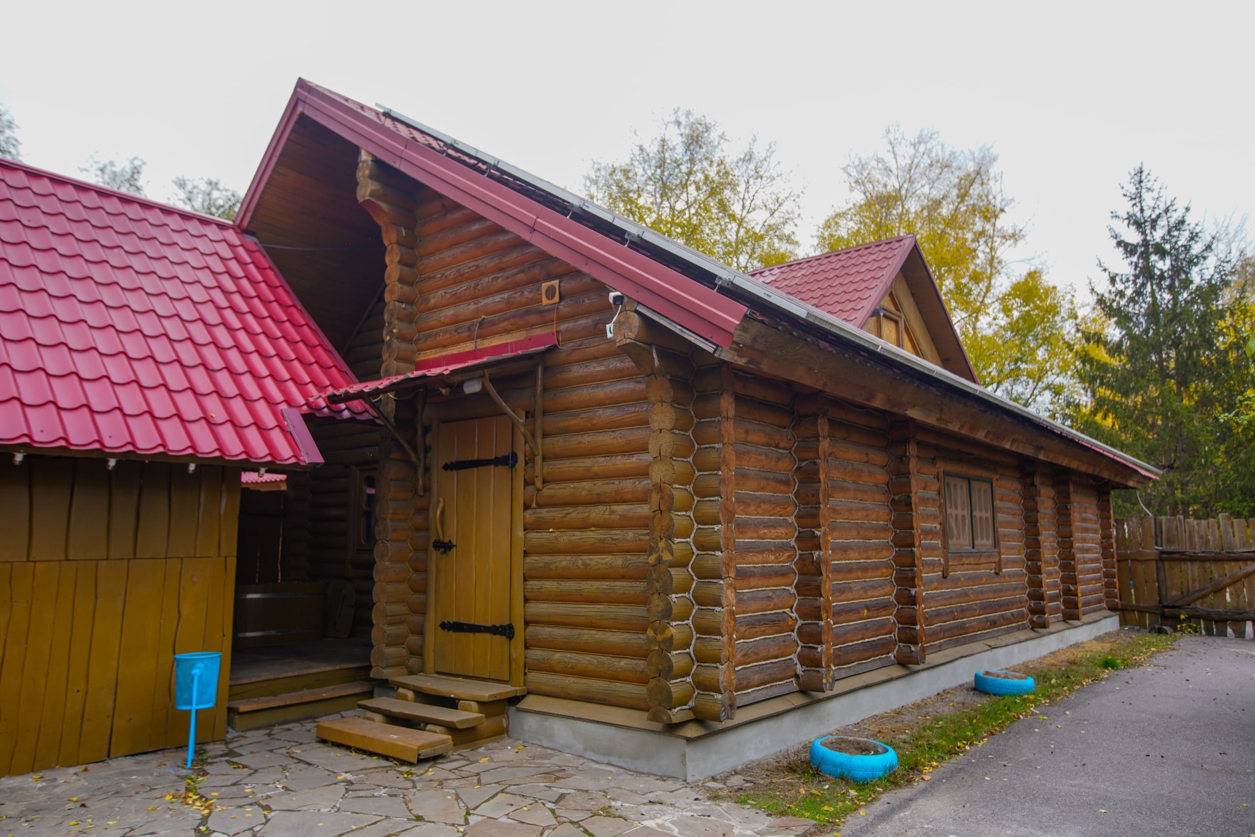 Мала лазня — зовнішній вигляд серед лісу
